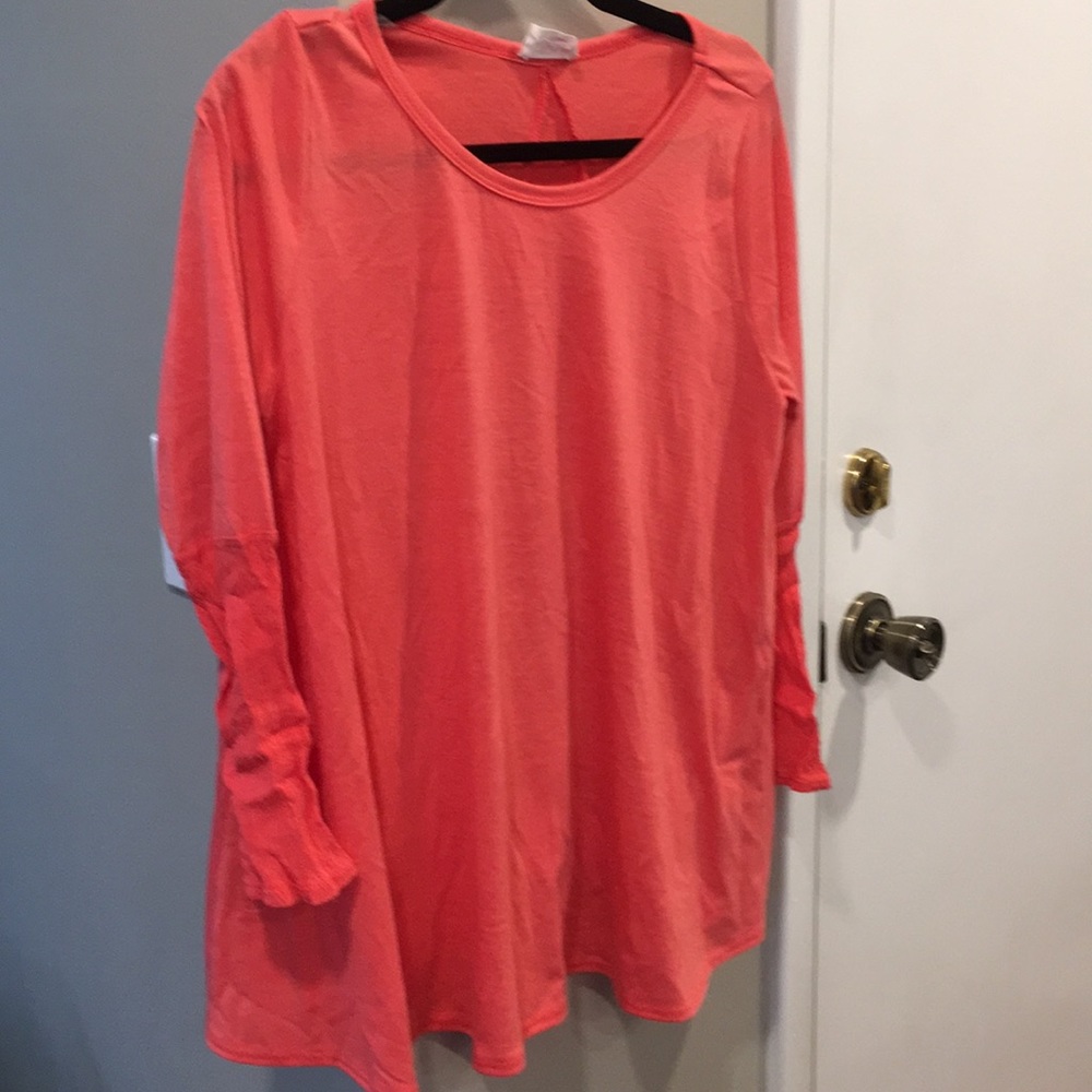 Size medium coral top
